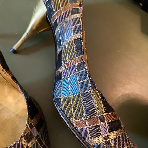Gold leather and brocade silk French Heels - Picture 7 of 8